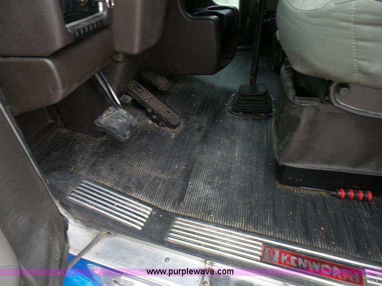 image for item K4275 2007 Kenworth T600 semi truck