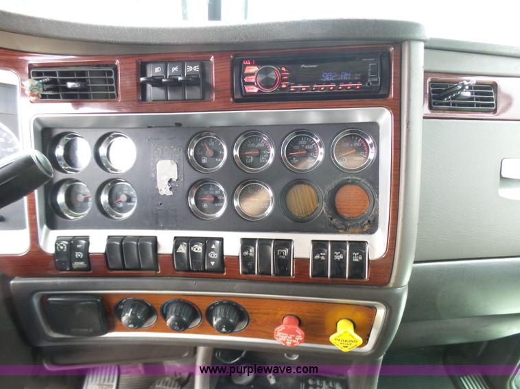 image for item K4275 2007 Kenworth T600 semi truck