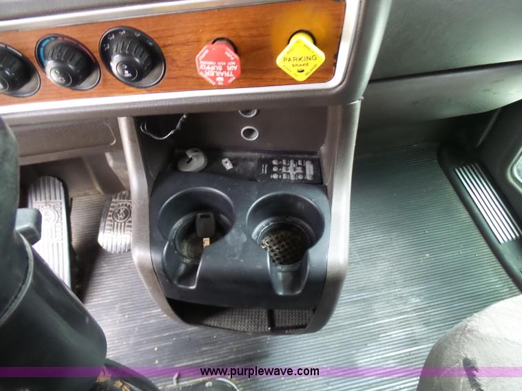 image for item K4275 2007 Kenworth T600 semi truck