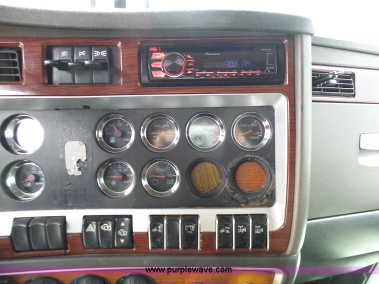 image for item K4275 2007 Kenworth T600 semi truck