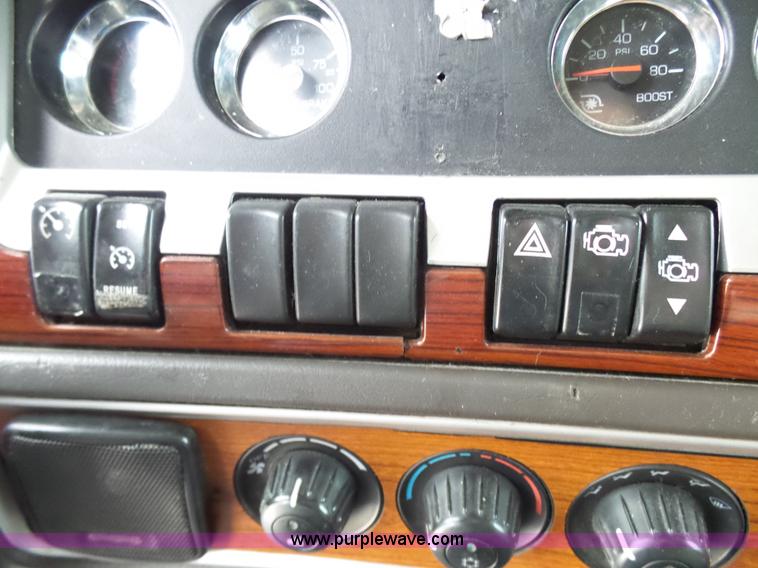 image for item K4275 2007 Kenworth T600 semi truck