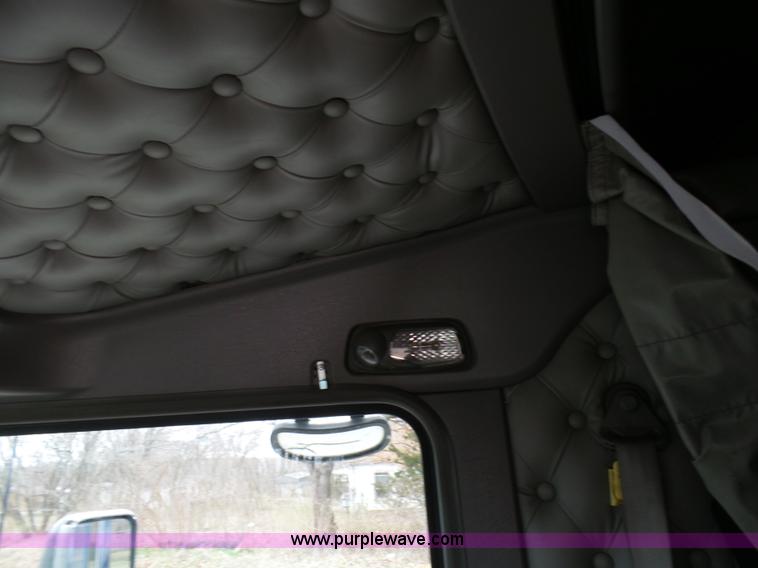 image for item K4275 2007 Kenworth T600 semi truck