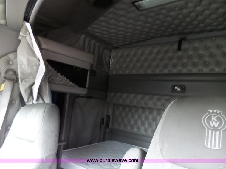 image for item K4275 2007 Kenworth T600 semi truck