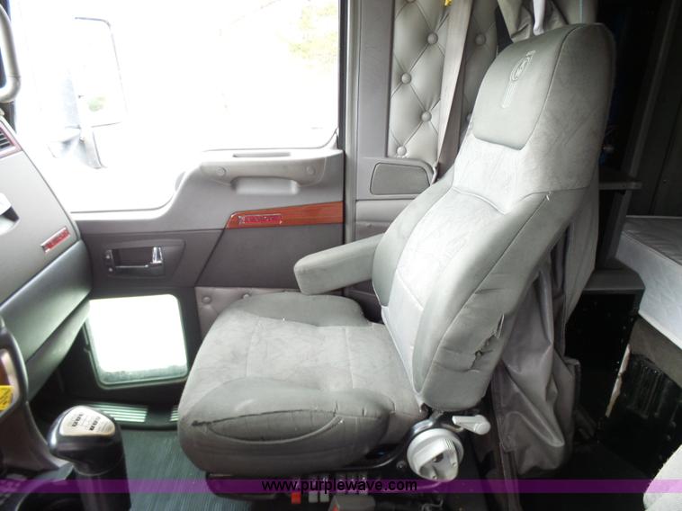 image for item K4275 2007 Kenworth T600 semi truck