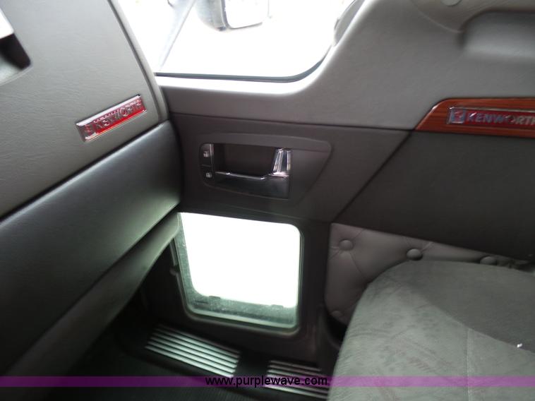 image for item K4275 2007 Kenworth T600 semi truck