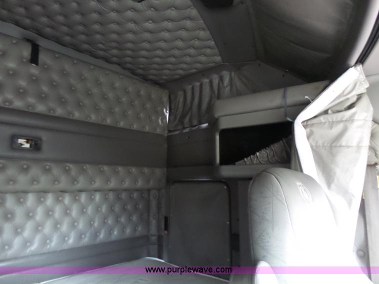 image for item K4275 2007 Kenworth T600 semi truck