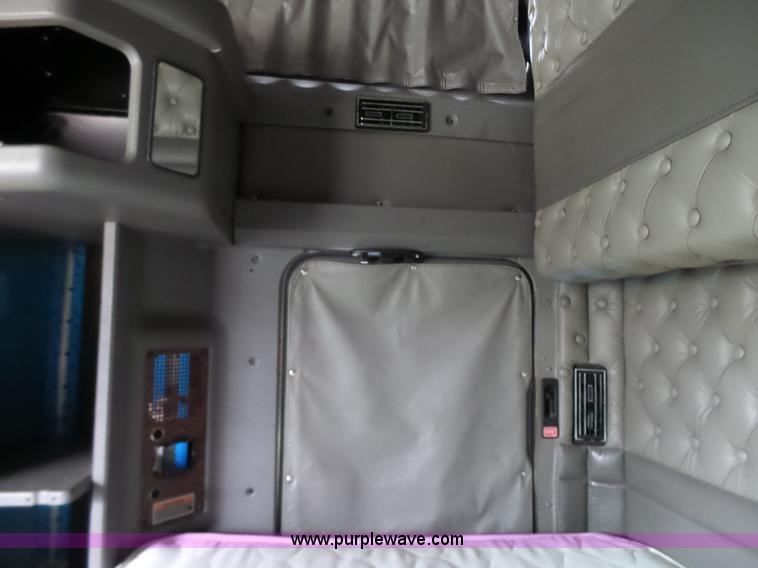 image for item K4275 2007 Kenworth T600 semi truck