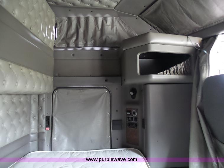 image for item K4275 2007 Kenworth T600 semi truck