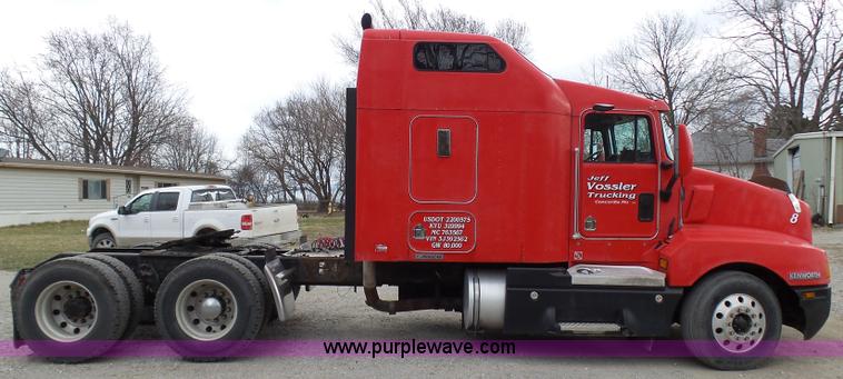 image for item K4276 2003 Kenworth T600 semi truck