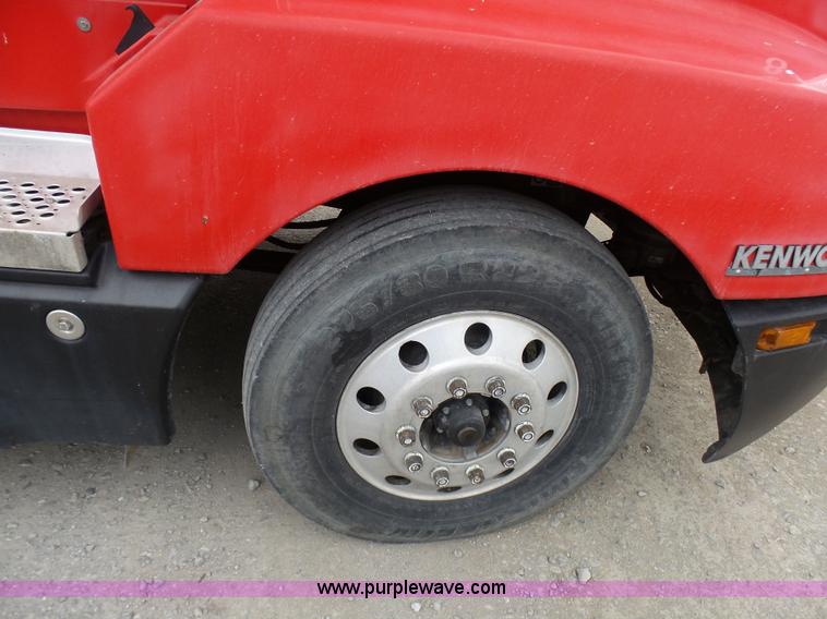 image for item K4276 2003 Kenworth T600 semi truck