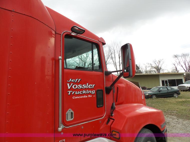 image for item K4276 2003 Kenworth T600 semi truck