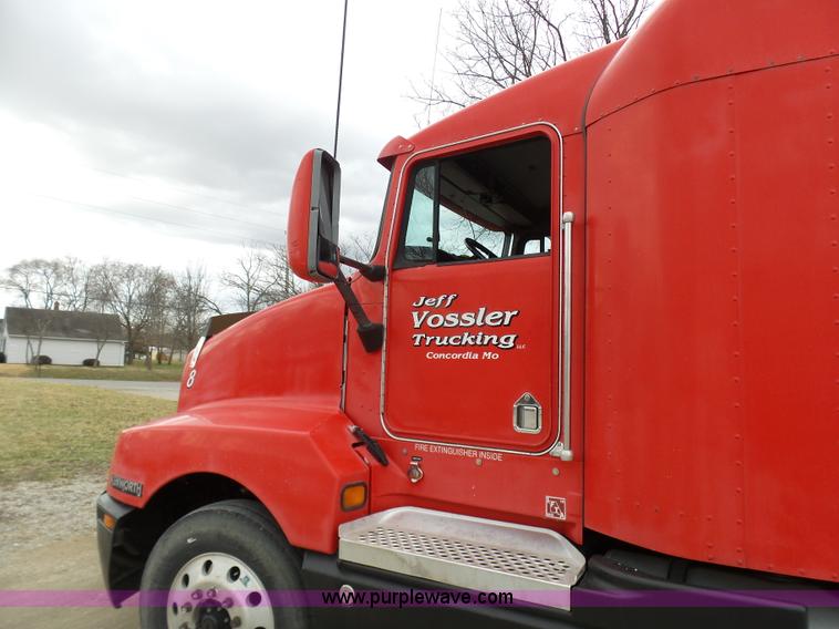 image for item K4276 2003 Kenworth T600 semi truck