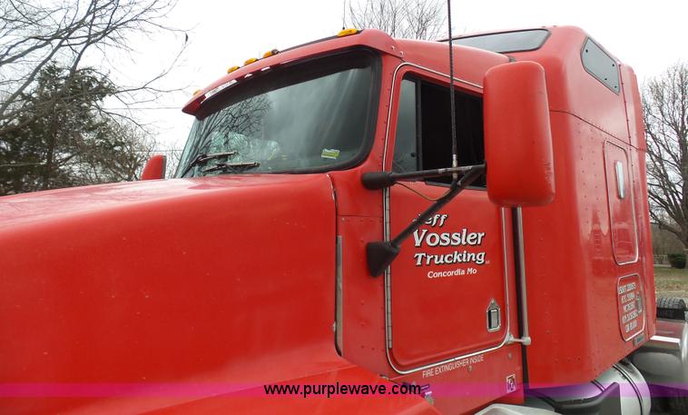 image for item K4276 2003 Kenworth T600 semi truck