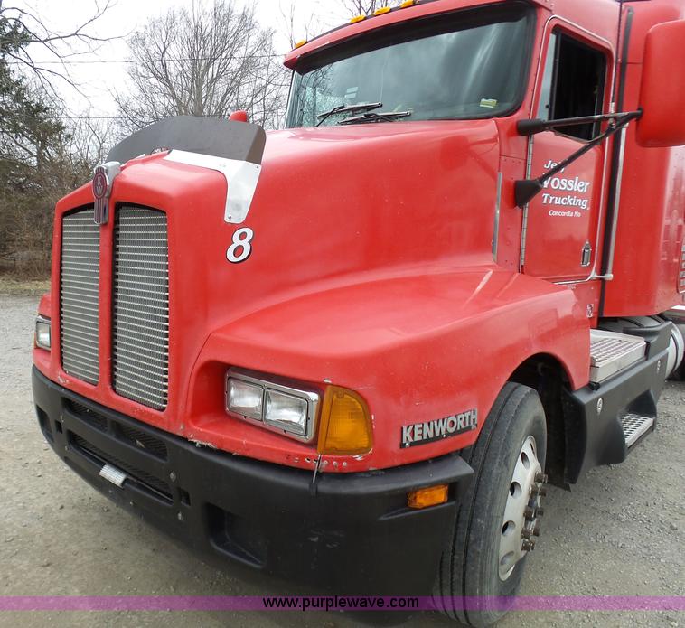 image for item K4276 2003 Kenworth T600 semi truck
