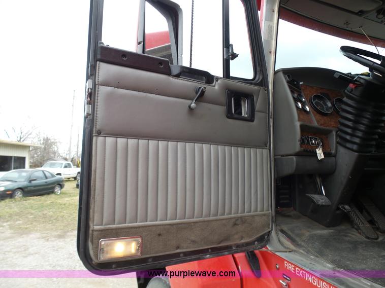 image for item K4276 2003 Kenworth T600 semi truck