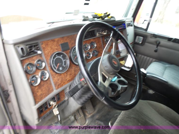 image for item K4276 2003 Kenworth T600 semi truck