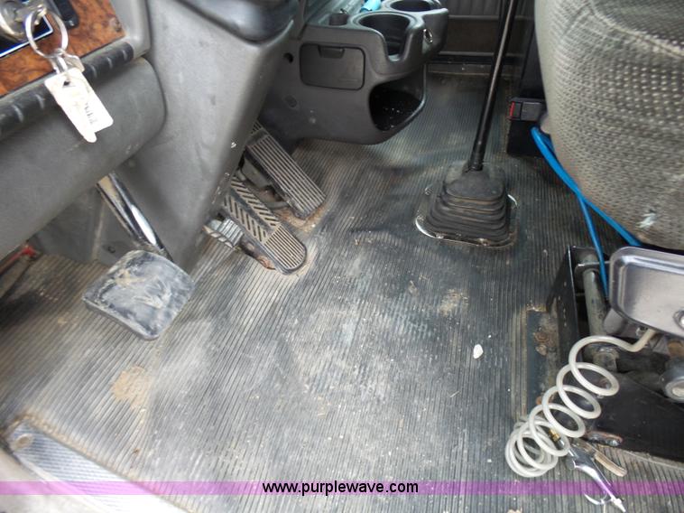 image for item K4276 2003 Kenworth T600 semi truck