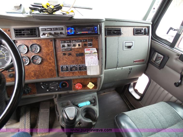 image for item K4276 2003 Kenworth T600 semi truck