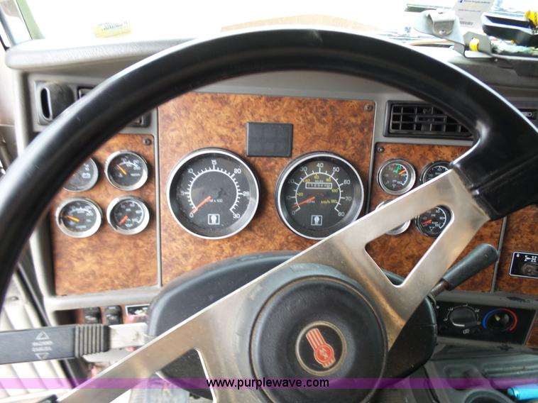 image for item K4276 2003 Kenworth T600 semi truck