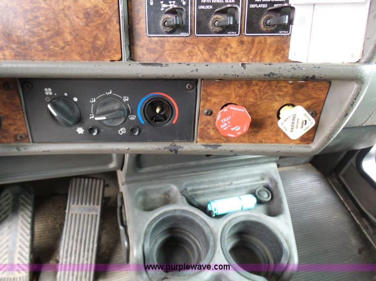 image for item K4276 2003 Kenworth T600 semi truck