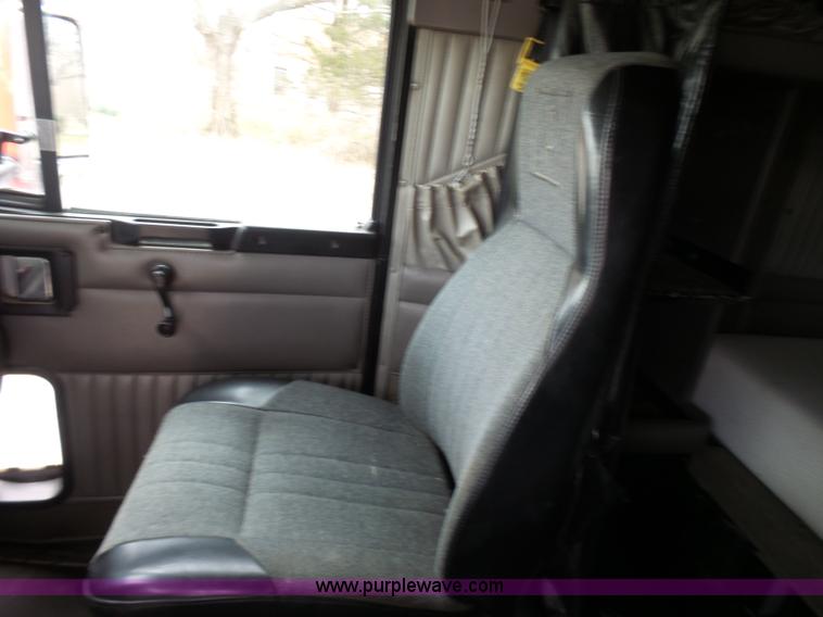 image for item K4276 2003 Kenworth T600 semi truck