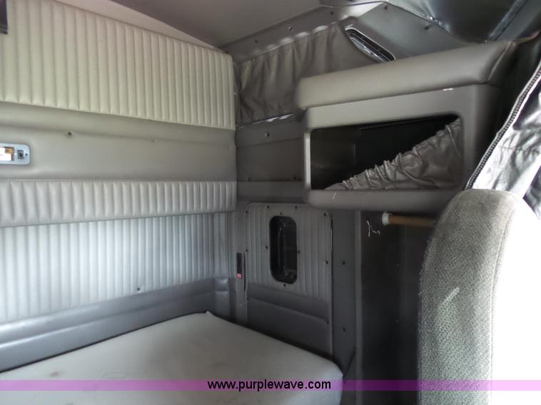 image for item K4276 2003 Kenworth T600 semi truck