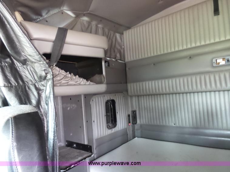 image for item K4276 2003 Kenworth T600 semi truck