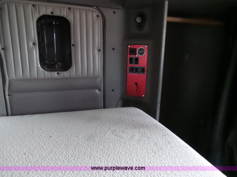 image for item K4276 2003 Kenworth T600 semi truck