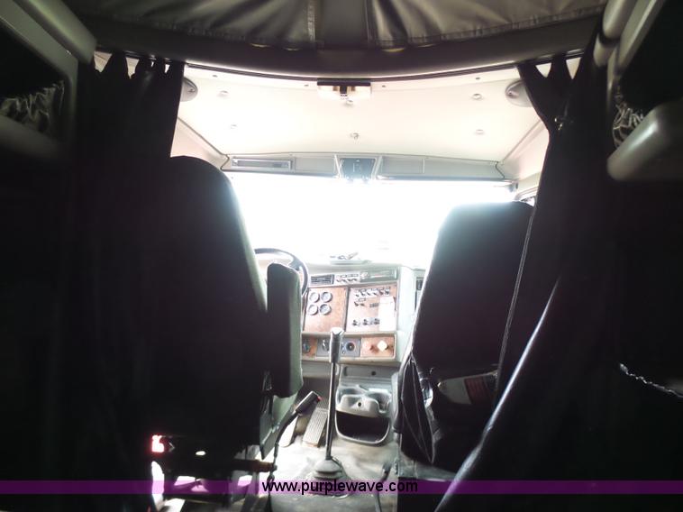 image for item K4276 2003 Kenworth T600 semi truck