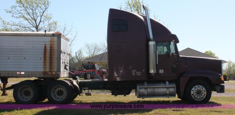 image for item K8986 1995 Freightliner FLD semi truck