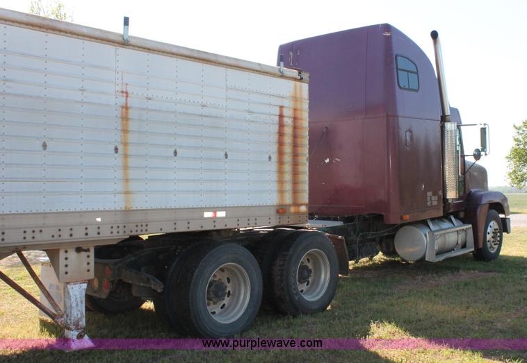 image for item K8986 1995 Freightliner FLD semi truck
