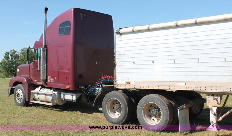 image for item K8986 1995 Freightliner FLD semi truck