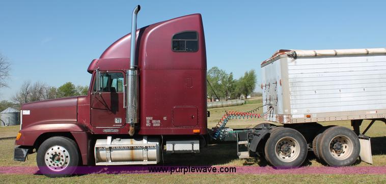 image for item K8986 1995 Freightliner FLD semi truck