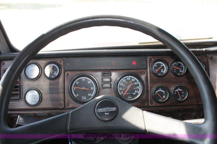 image for item K8986 1995 Freightliner FLD semi truck