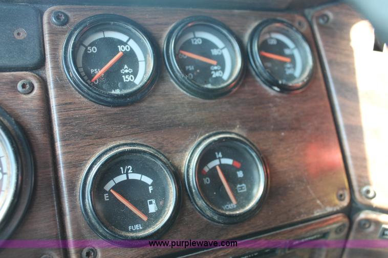 image for item K8986 1995 Freightliner FLD semi truck