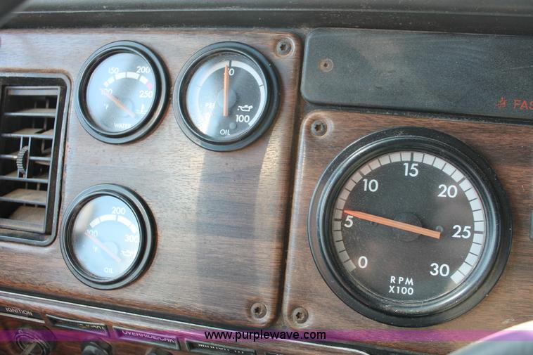 image for item K8986 1995 Freightliner FLD semi truck