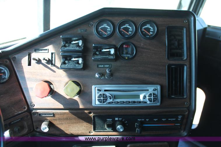 image for item K8986 1995 Freightliner FLD semi truck