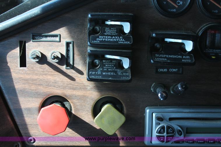 image for item K8986 1995 Freightliner FLD semi truck