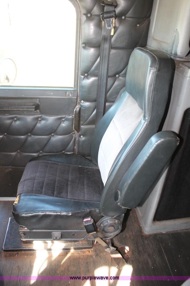 image for item K8986 1995 Freightliner FLD semi truck