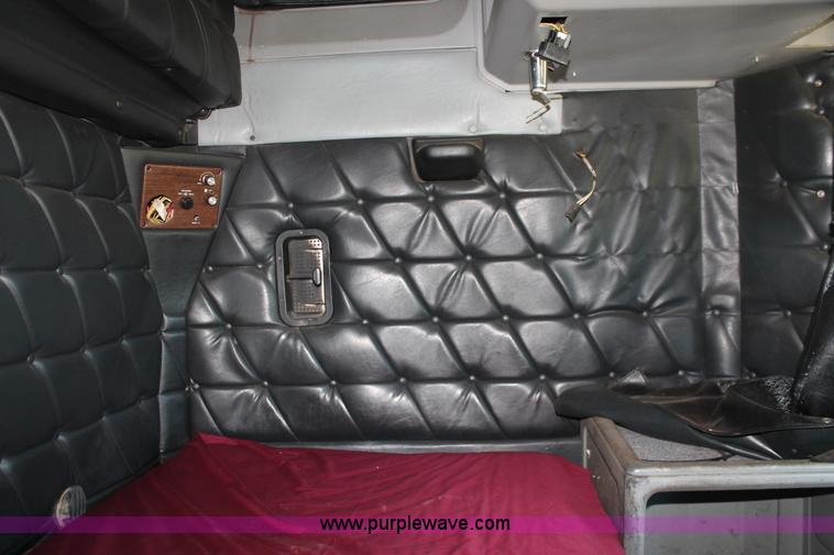 image for item K8986 1995 Freightliner FLD semi truck