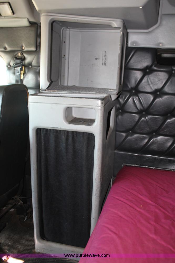 image for item K8986 1995 Freightliner FLD semi truck