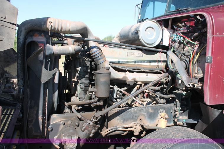 image for item K8986 1995 Freightliner FLD semi truck