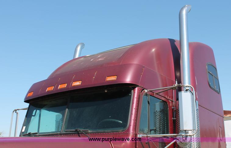 image for item K8986 1995 Freightliner FLD semi truck