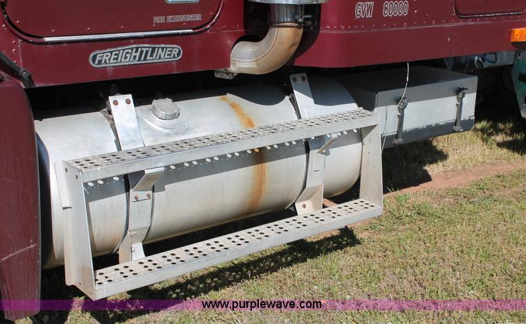 image for item K8986 1995 Freightliner FLD semi truck