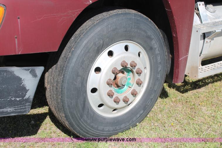 image for item K8986 1995 Freightliner FLD semi truck