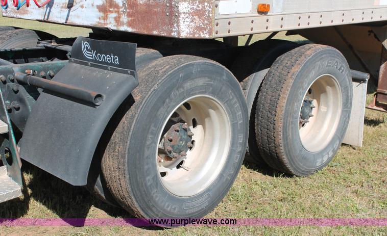 image for item K8986 1995 Freightliner FLD semi truck