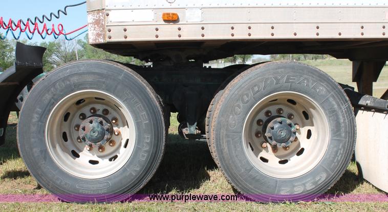 image for item K8986 1995 Freightliner FLD semi truck