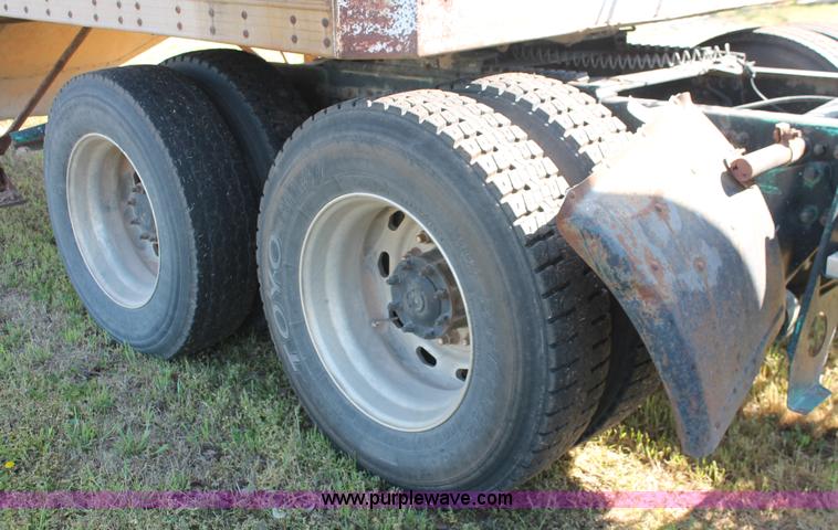 image for item K8986 1995 Freightliner FLD semi truck