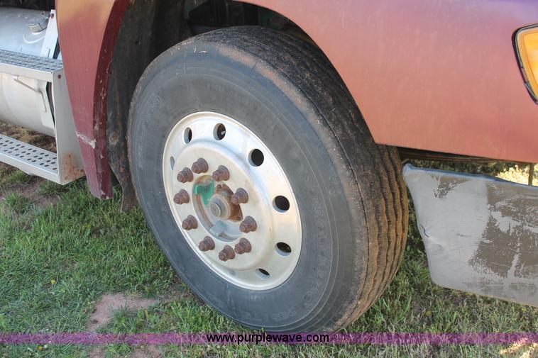 image for item K8986 1995 Freightliner FLD semi truck