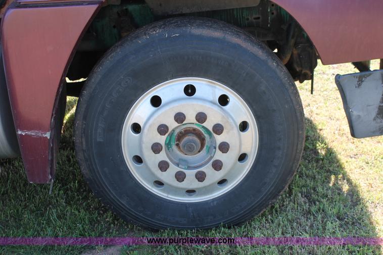 image for item K8986 1995 Freightliner FLD semi truck